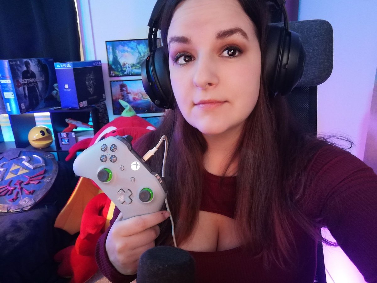 LadyNinjaC's tweet photo. Dug out my controller. It's time for some #godofwar! So excited! Did you play it with a controller or M/KB. Live now, come hangout! https://t.co/qYC7MG5vz8 https://t.co/iDP2lTqjeF