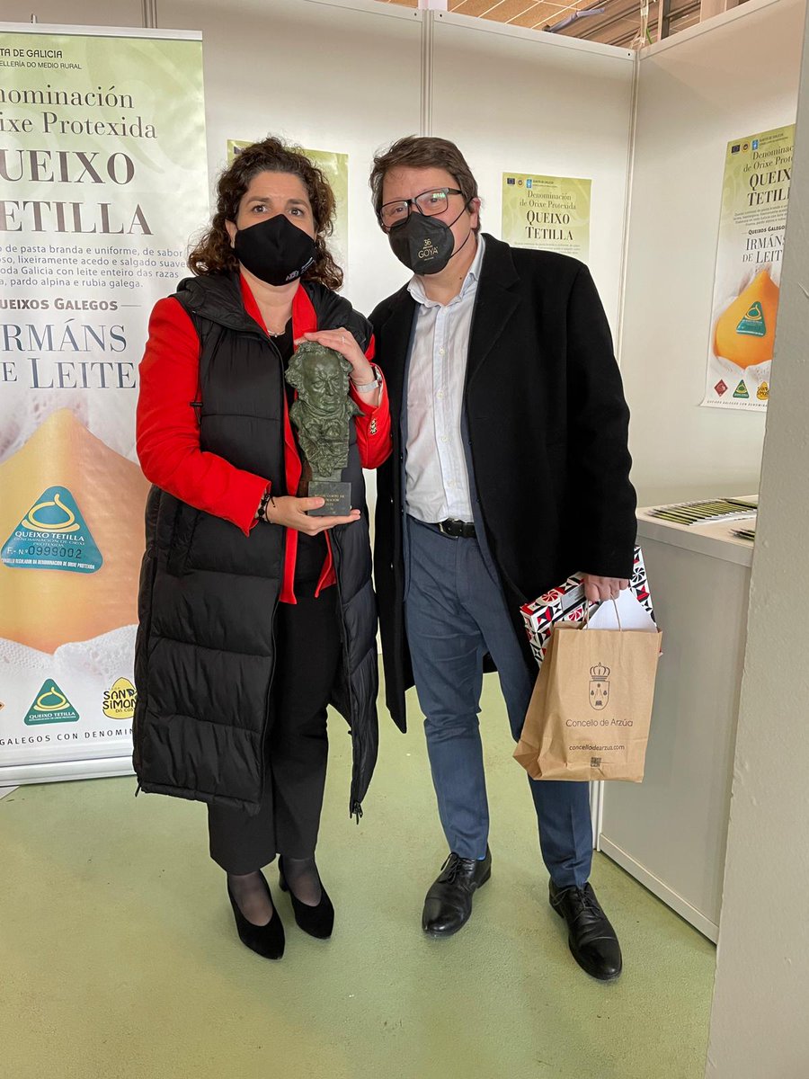 MRivasL's tweet photo. 🎬 E nunca pensei que tería entre as miñas mans un Premio Goya. Co recén galardoado Arzuán do Ano, Xosé Zapata, premio Goya á mellor curta de animación. Na @festaqueixo de #Arzúa dispostos a #queixear #Queixo2022 https://t.co/V9bnFy2Nwn