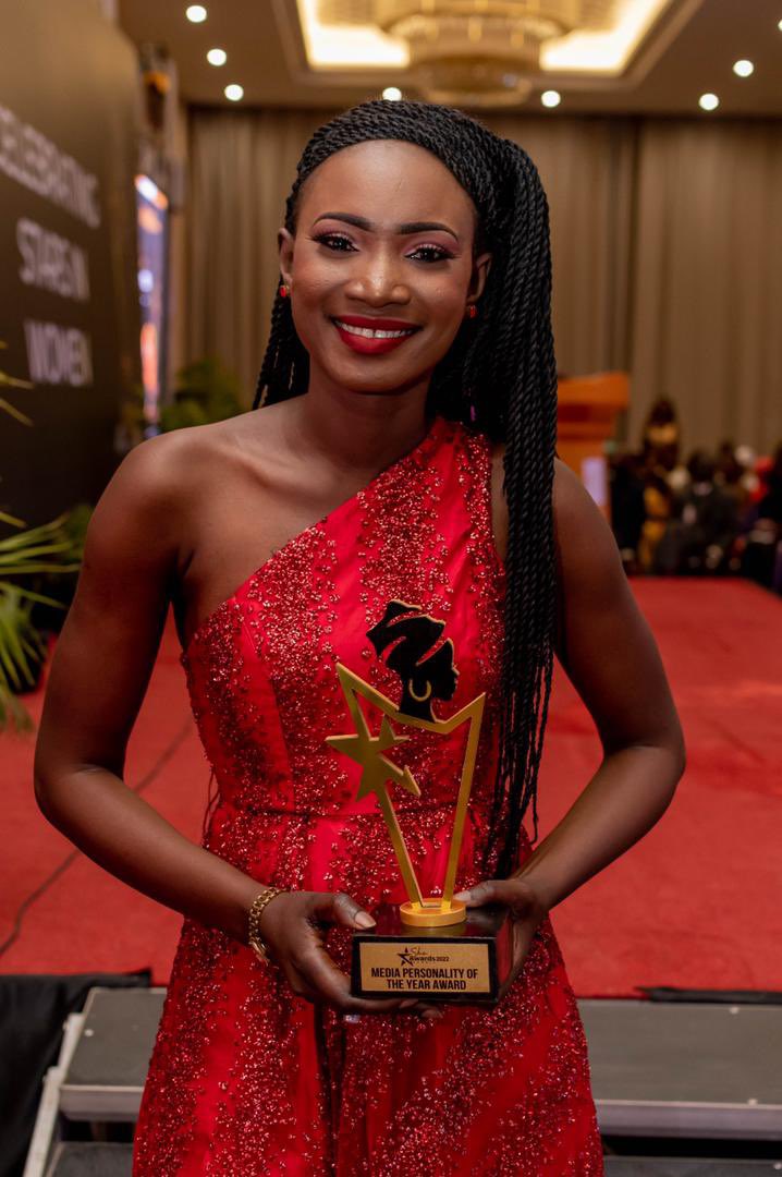 SheAwardsGambia's tweet photo. Media Personality of The Year Award goes to Fatoumatta Ceesay ✨✨

Presented by the Vice President of
The Gambia Press Union, Isatou Keita

#SheAwards220 #IWD2022 https://t.co/c590aTF5xf