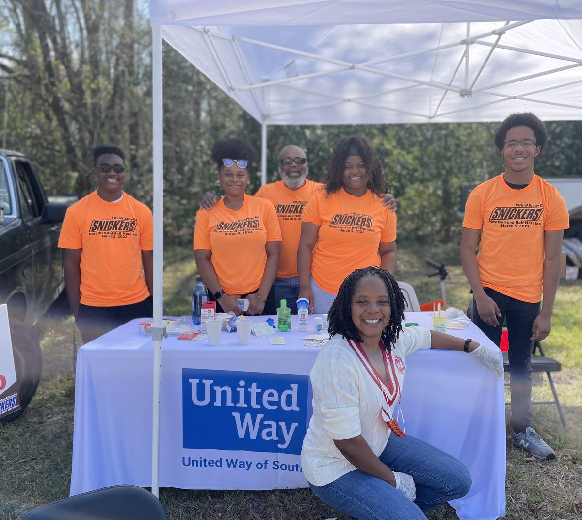 UnitedWaySWGA's tweet photo. WELL DONE to all who took part in the Snickers Marathon &amp; Half Marathon! We cheered our heart &amp; soles 👟 out volunteering at the Mile 9/Mile 22 Water Station! Thanks to our volunteers that kept this race in sprint condition. 🥇🏃‍♂️🏃‍♀️ #RunForASnickers #LiveUnited #VolunteerAlbany https://t.co/aNt3konq7Y