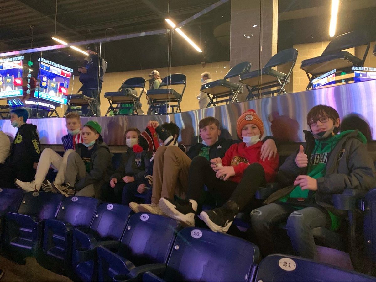 SabreHockey1's tweet photo. 12U NIHL 2 is giving their all out here at the South Bend Irish Cup for their last tournament of the season. With a big win this morning, they’re moving into the Tier 2 Final game tomorrow at 8am! Also squeezed in fun at the Notre Dame hockey game to cheer on the Irish! Go Sabres https://t.co/CbmQz4pzZr