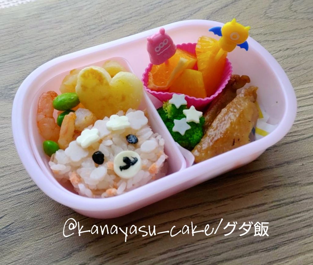 kanayasu_cake's tweet photo. チビさんのお弁当♡
お花の冠で可愛くなるはずが。。🌼🌷🌼🌷🌼🌷
なぜかイカツイ仕上がりに🙄

ブログもどうぞ(๑•ᴗ•๑)♡
https://t.co/ybkdTqtkDM

#今日のお弁当　#お弁当記録　#お弁当づくり　#お昼ごはん　#お弁当　#おうちご飯 https://t.co/P5W7gXikKE