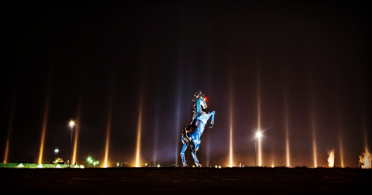 Stellar light pillar display at DIA last week.  
#cowx  <a href="/NWSBoulder/">NWS Boulder</a>  <a href="/PinpointWX/">Pinpoint Weather | Denver</a>   
<a href="/StormHour/">#StormHour</a>