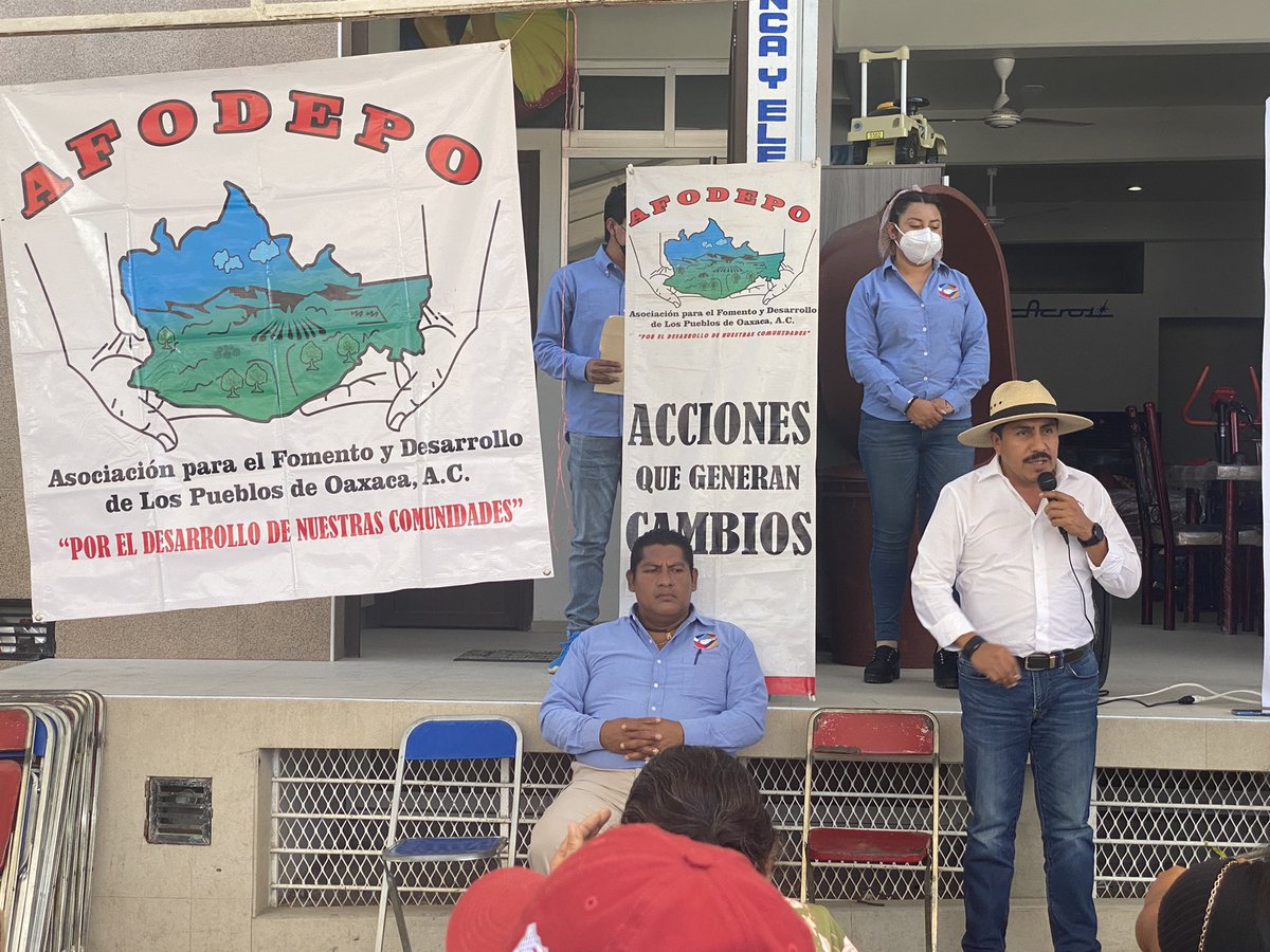 afodepoac's tweet photo. En alianza con Mundo Chatino A.C., entregamos aves de postura en Santos Reyes Nopala, donde compartí los programas a través de los cuales #AFODEPO ha impulsado el desarrollo de las comunidades. @AfodepoN @MarcoAn08014256 @vagustin582 @LuzArag61142325 @gabriel_cue https://t.co/fAT61g6T8e