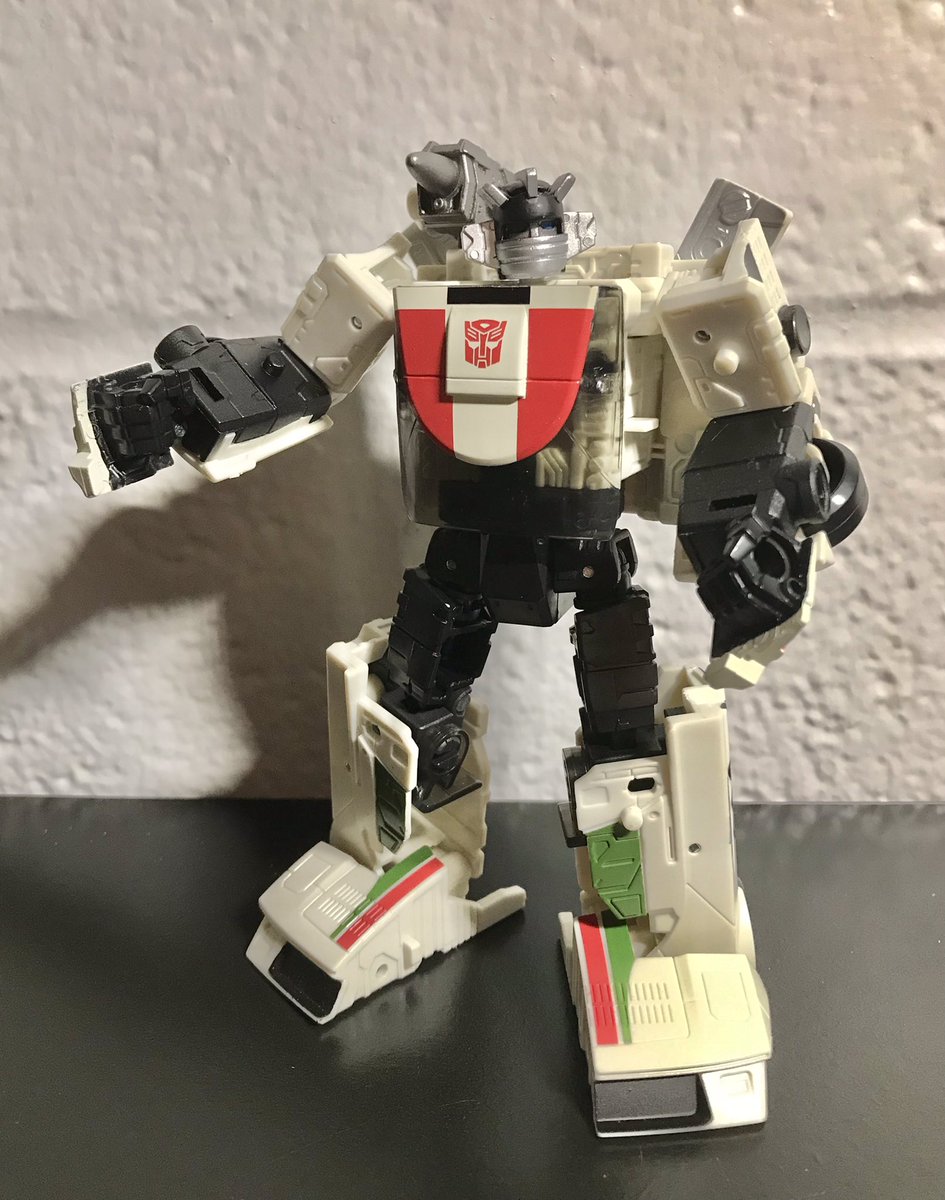 J03y_K10's tweet photo. Finally got Kingdom Wheeljack on Tuesday. He’s pretty great, and I’m glad to have him in my collection now. #Transformers #WFCTrilogy https://t.co/FFFzf1Ygj2