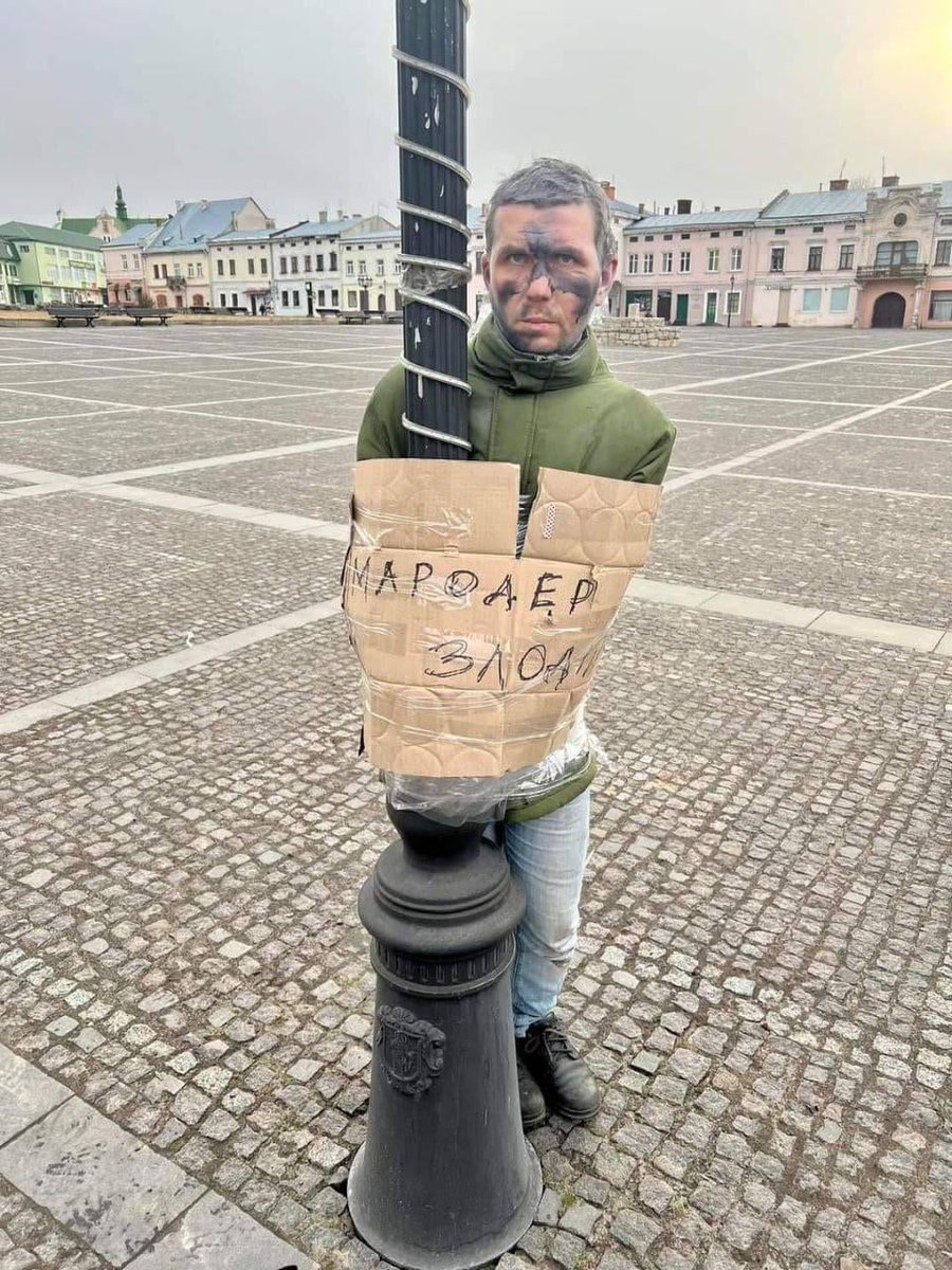 fabiomb's tweet photo. En Ucrania a los saqueadores los pegan con cinta a un poste, como castigo "callejero" https://t.co/lWx8l6vBkM
