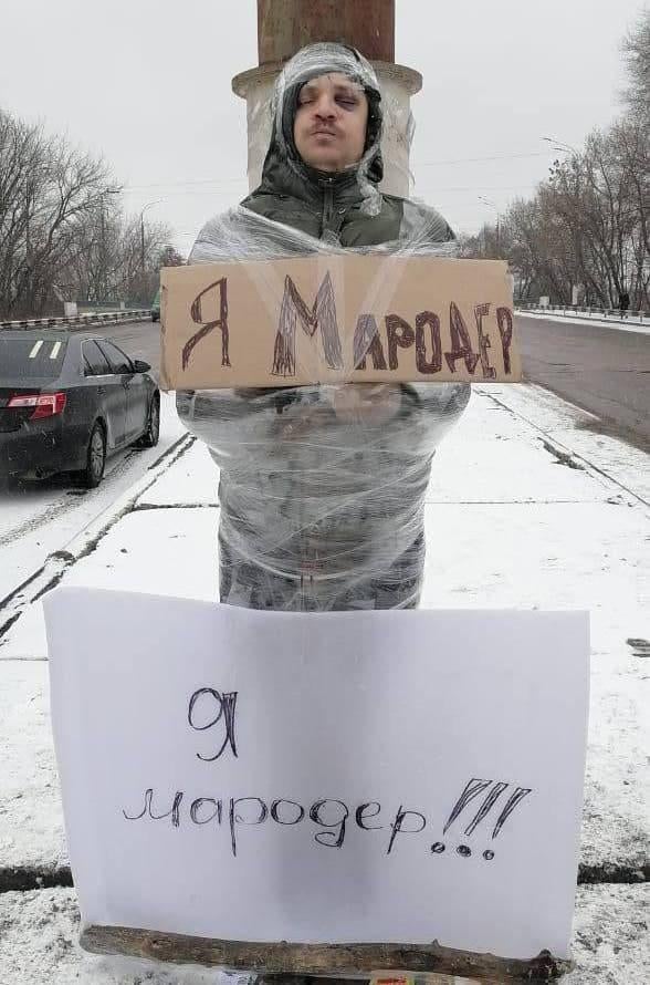 fabiomb's tweet photo. En Ucrania a los saqueadores los pegan con cinta a un poste, como castigo "callejero" https://t.co/lWx8l6vBkM