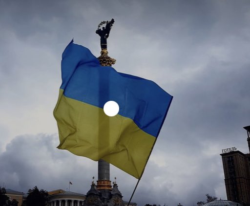 EtendardR's tweet photo. Le peuple ukrainien force le respect.
#Tenir_Debout quand espoir et espérance ne peuvent on plus signifier qu’exode, séparation,désolation et mort relève d’une autre forme de courage.
C’est le #sacrifice_conscient de sa vie pour la survie de quelque chose de plus grand :#Ukraine https://t.co/s5y0iV0i5f