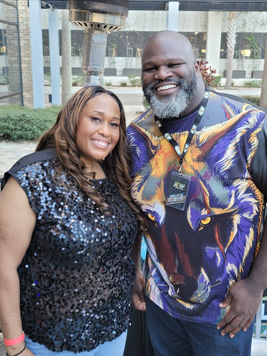 Poohbaby925's tweet photo. Thank you @TheMarkHenry for the photo it was nice meeting you. #BustedOpenParty https://t.co/tLTbbUCYND