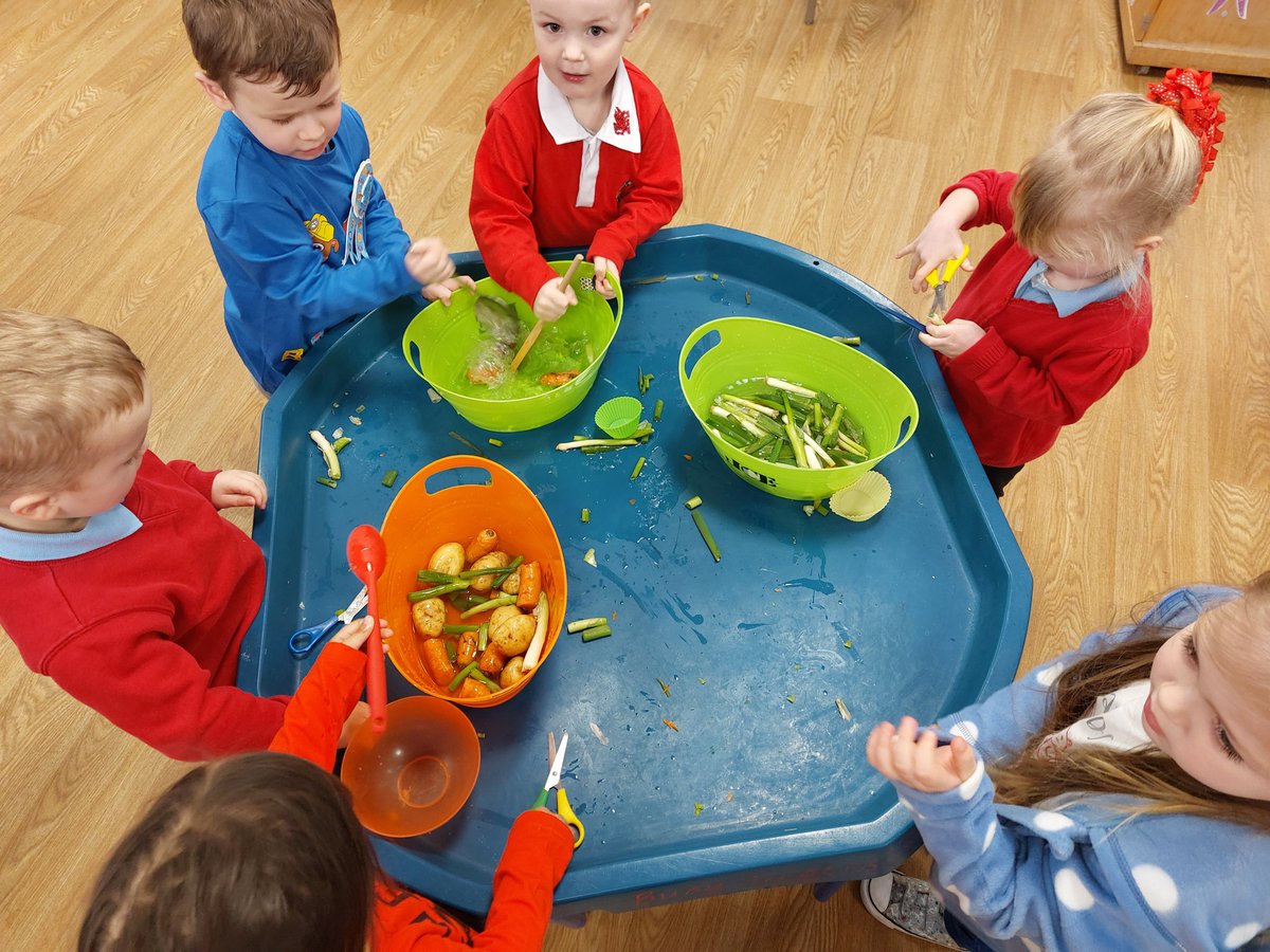 PentrerGraig's tweet photo. Dosbarth Stars - What a fun week we have had in Nursery celebrating Welsh Week and Dydd Gwyl Dewi! scooping and mixing 'cawl' in the tuff tray - the whole classroom smelled of leek by the end of the day! Painting daffodils and Welsh dancing! #pgpstars #pgpphysical #pgpcreative https://t.co/bdQBTBLUQV