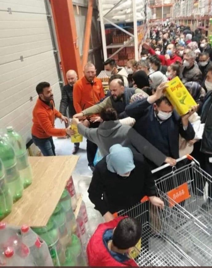 Gençler siz bilmezsiniz, eskiden Türkiye’de yağ kuyrukları vardı. #YağFiyatları artacak diye uzun kuyruklar oluşturdu. Millet marketteki #sıvıyağ ‘ı almak için birbirini eziyordu…