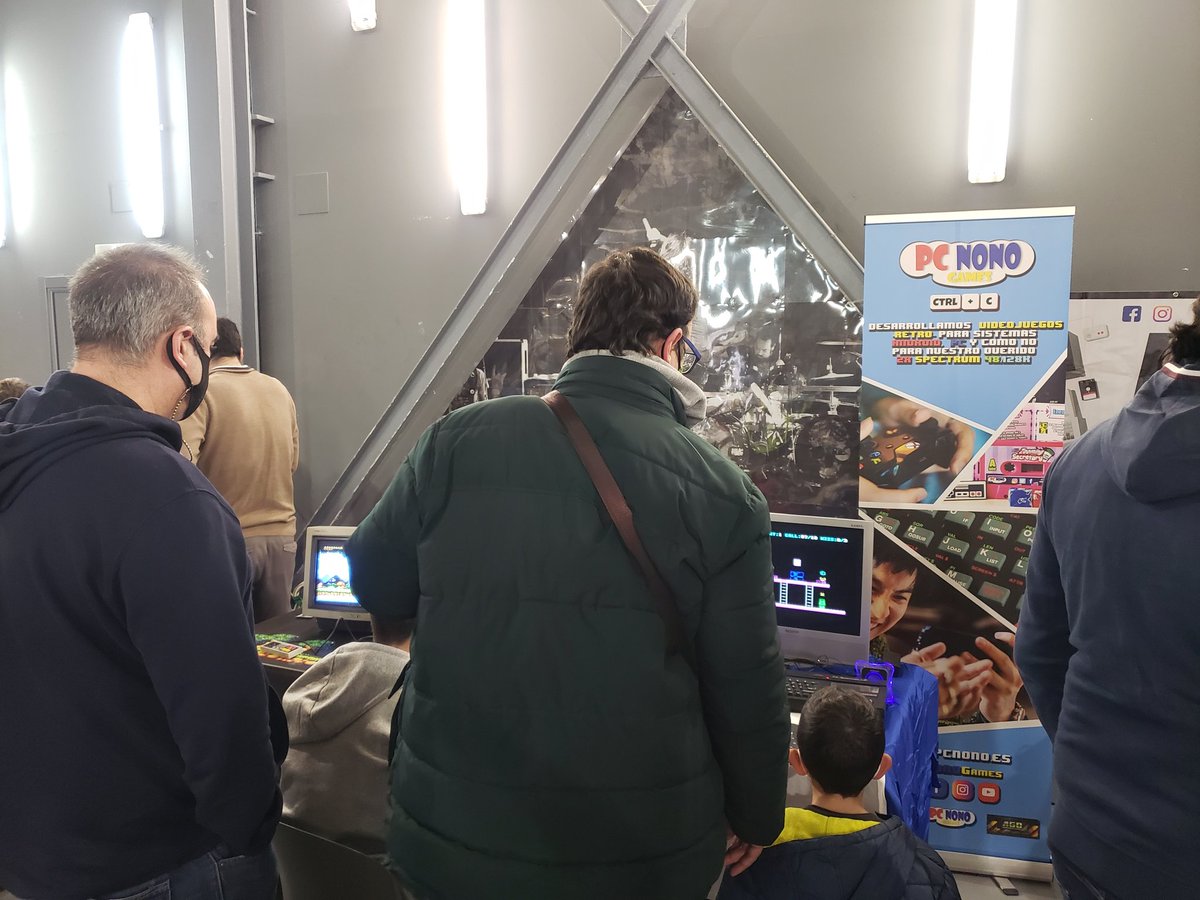 PCNONOGames's tweet photo. Jugando al #AdventureContinue y al #ZoomingSecretary en @retroparla LO FLIPAN!!! ☺😅 https://t.co/4w8dIBACf1