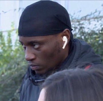 MileySupremacy's tweet photo. Me in public:        My headphones: https://t.co/i2UkcF6K86