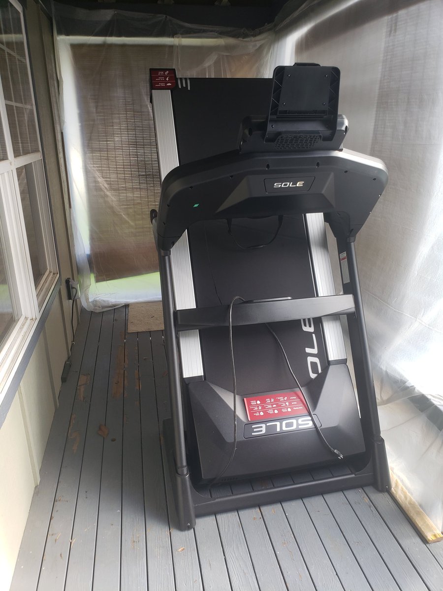 ralsmack's tweet photo. Seriously trying to get this monster out to the garage without destroying it.
-ralsmackthinktankmovers
#OneManJob https://t.co/gLLzlepFk3