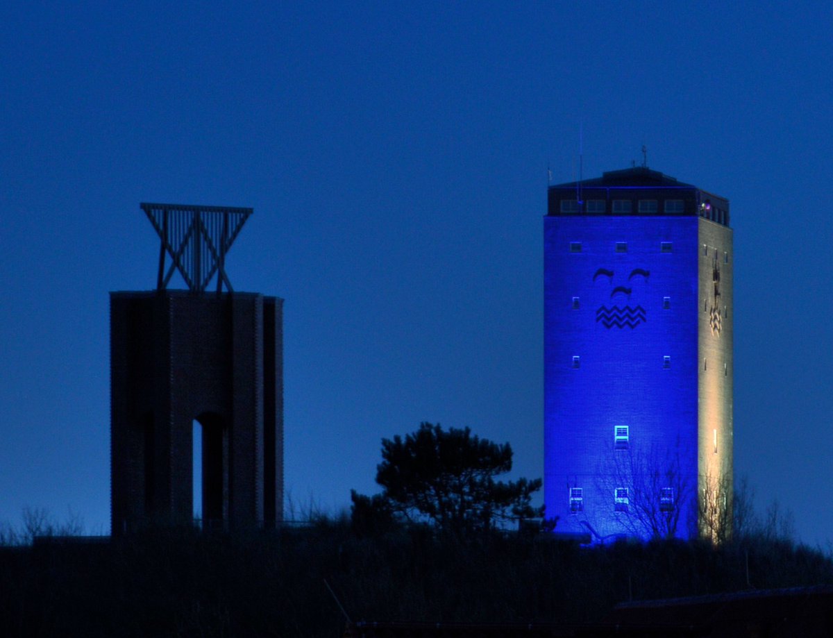 #Norderney 🇺🇦 #Ukraine 
Die Norderneyer Stadtwerke beleuchten den Wasserturm in den ukrainischen Nationalfarben.