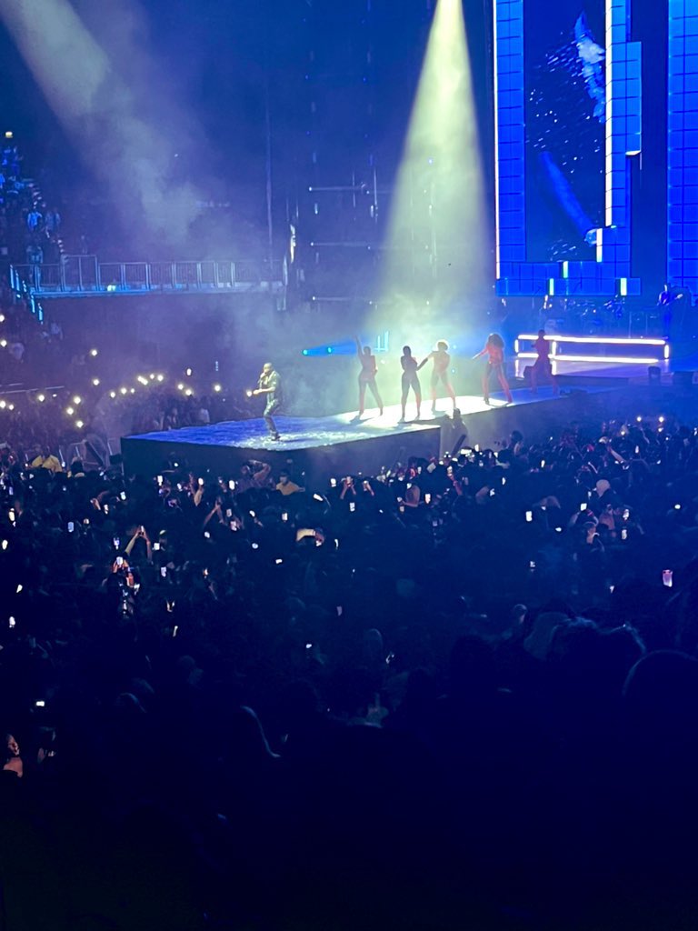 Eddyvicker's tweet image. Tell me what you see👀
#DavidoO2 #O2Arena #DavidoattheO2 #WRBLO2