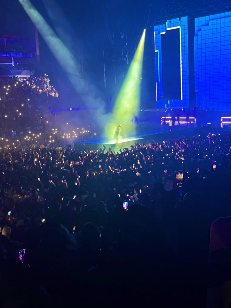 Eddyvicker's tweet image. Tell me what you see👀
#DavidoO2 #O2Arena #DavidoattheO2 #WRBLO2