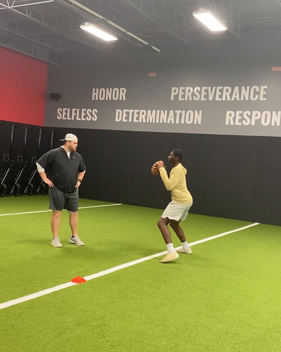 CoachTC19's tweet photo. Great day of work today with all these QBs #QBCatalyst #RipItSmooth https://t.co/KcV7lYIvBd