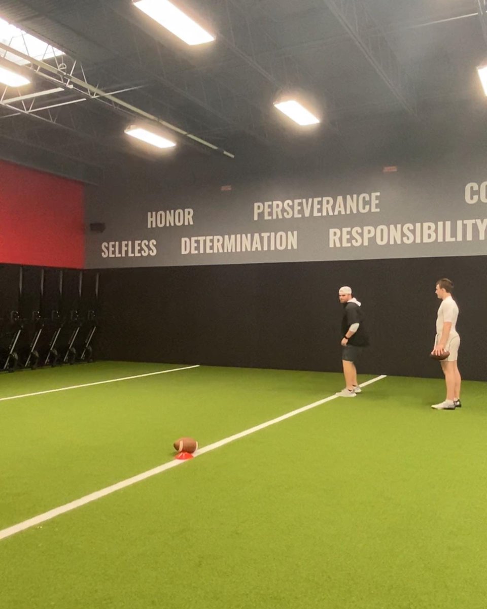 CoachTC19's tweet photo. Great day of work today with all these QBs #QBCatalyst #RipItSmooth https://t.co/KcV7lYIvBd