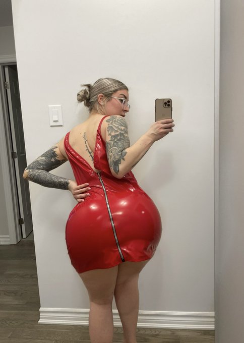 First time ever wearing latex!!!! https://t.co/YRrSo492jM