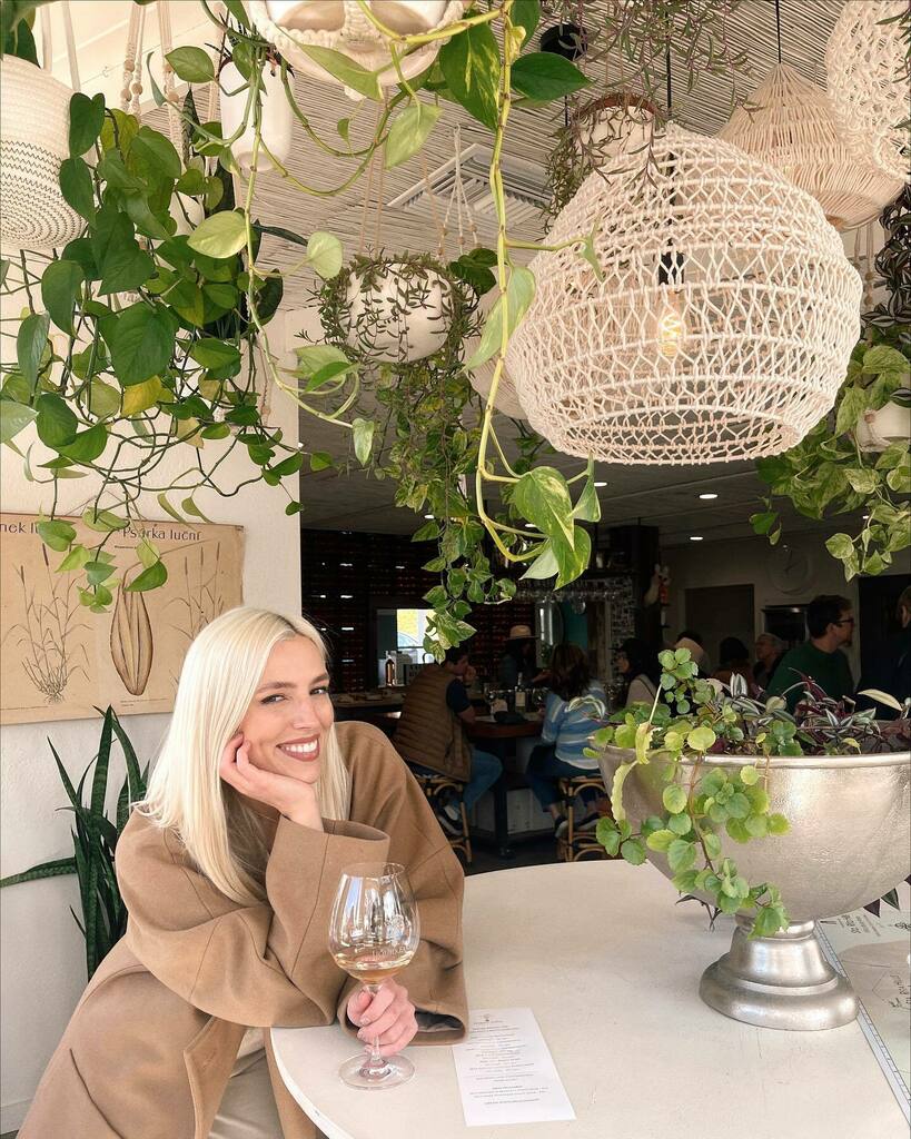 LandLLosAngeles's tweet image. She back 🥂@liquidfarm 🤗 (and I’m now inspired to by 500 more plants while I’m here) #losolivos #visitsyv #liquidfarm #winecountrycaroline instagr.am/p/CavQekcvYU9/