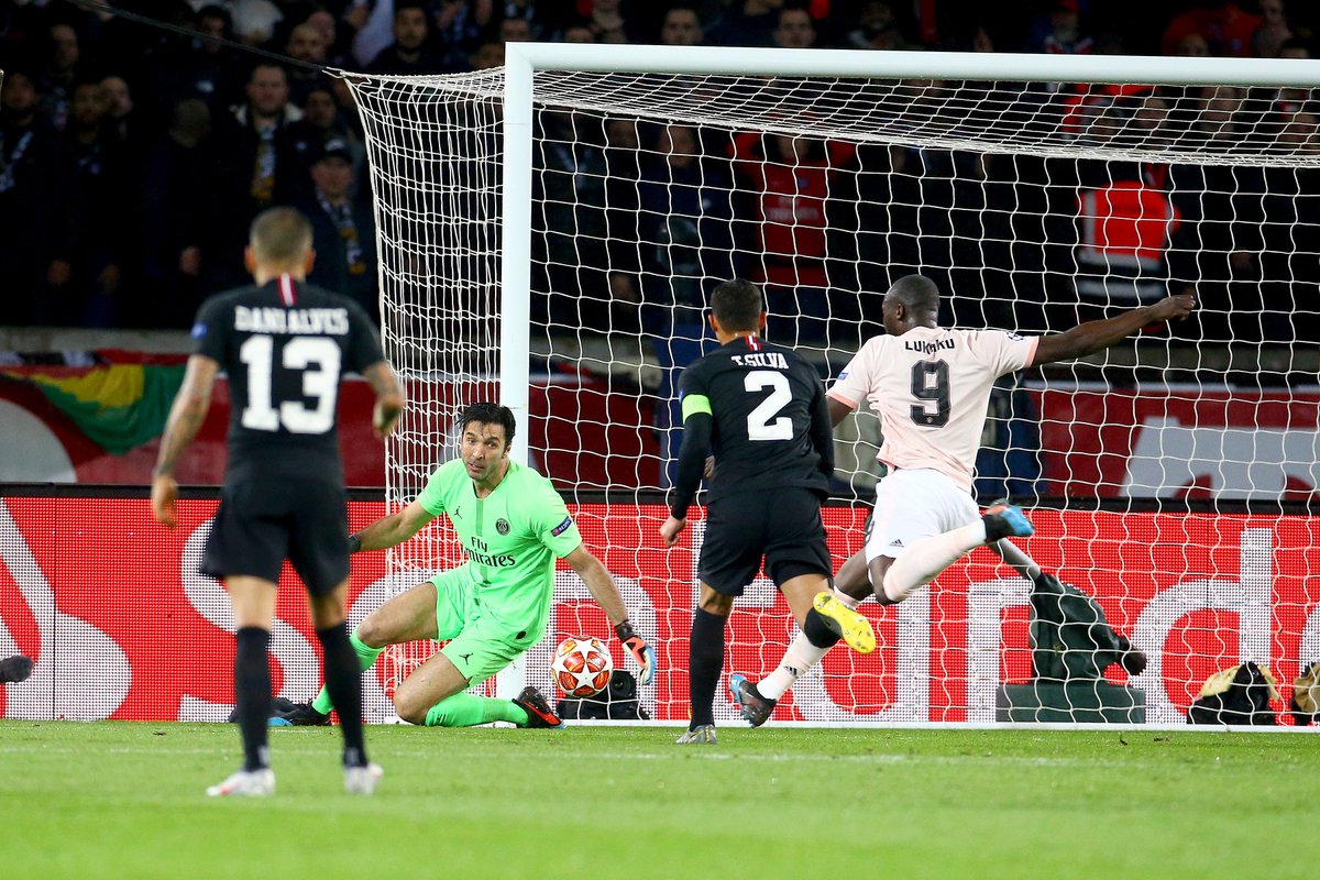 ActuFoot_'s tweet photo. Il y a 3 ans jour pour jour, Manchester United faisait son come-back au Parc en s'imposant 3-1 après une défaite 0-2 à l'aller. https://t.co/DPcSqu9E4m