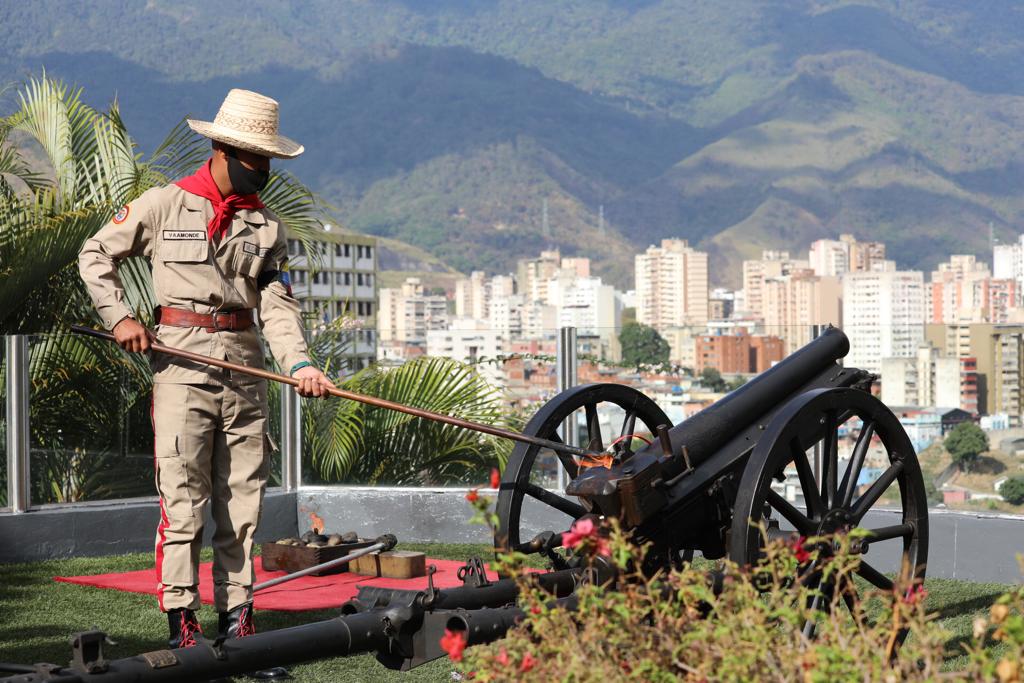 #EsNoticia || El GJ MPPD <a href="/vladimirpadrino/">Vladimir Padrino L.</a> en compañía del EMS de la #FANB presenció el estruendo del Fuego Artillero  que estremeció el Cuartel de la Montaña en Honor al Gigante Comandante Invicto de la Revolución Bolivariana Hugo Chávez, <a href="/NicolasMaduro/">Nicolás Maduro</a> #ChavezSiempreInvicto