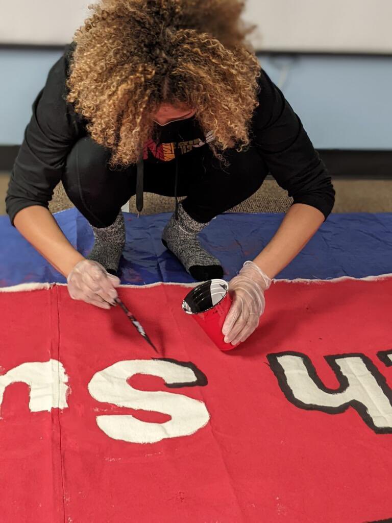ClareOumou's tweet photo. We’re helping paint banners #WeAreSPFE #StPaulStudentsDeserve https://t.co/F5WD7MM1Hs
