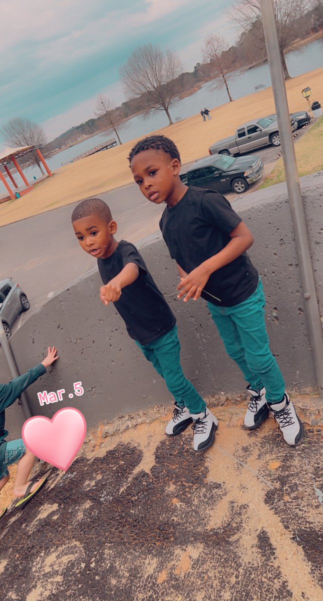serrell1's tweet photo. OUTSIDE ‼️‼️ #Bros #TheyTwins ? #LolNaTheyTwoYearsApart #samepage #SameQuestion https://t.co/UNQSYqnEKC