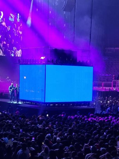 novice2star's tweet image. So we can hardly see the artistes performing because floating platform is blocking the stage.. they need to fix this.

#davido #DavidoO2 #davidoato2