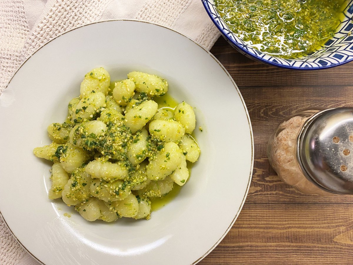 Everyone loves pesto sauce right?  How about if you could make it Dairy Free? Substitute your cheese with this secret ingredient to make the most amazing pesto sauce!
#pestosauce #dairyfree #paleo #whole30
easyhomemaderecipes.ca/dairy-free-pes…