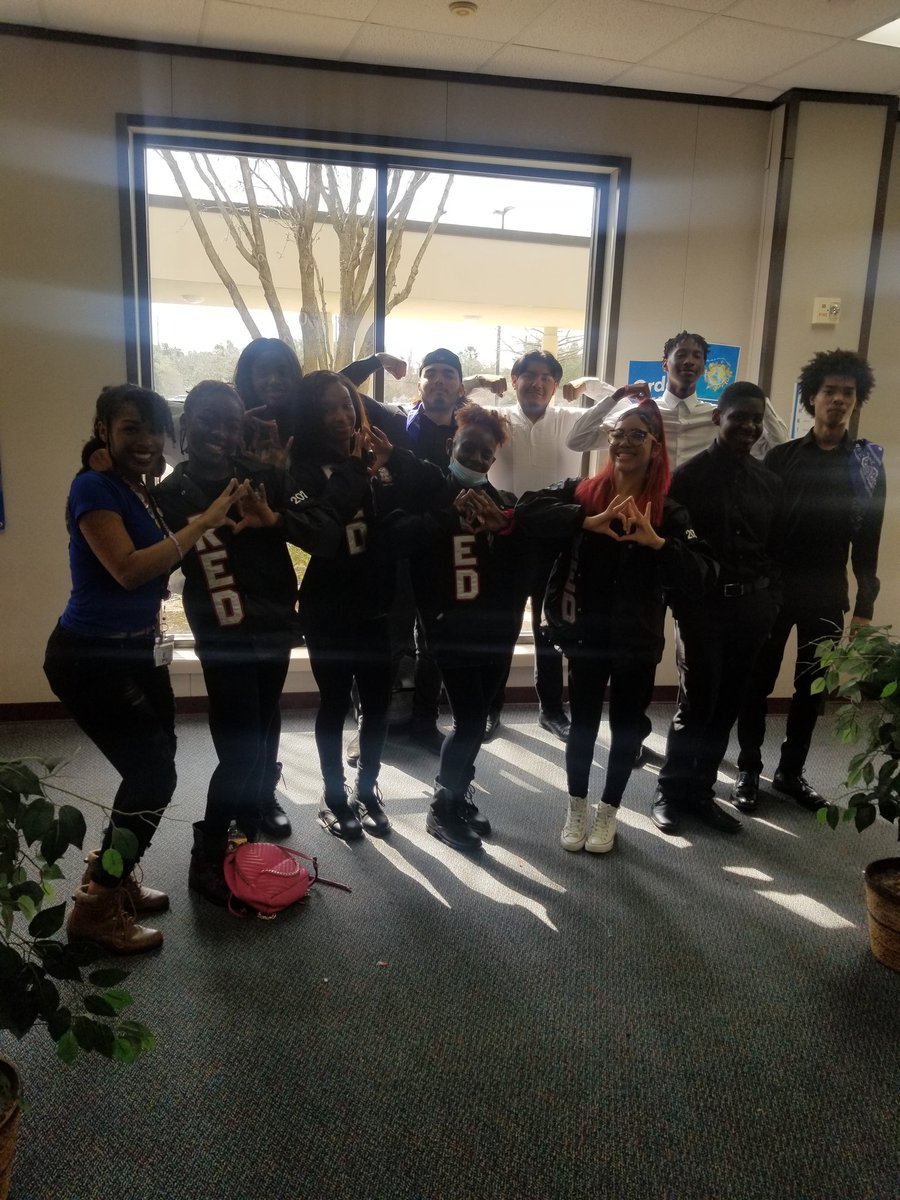 monetsimonee's tweet image. My boys performed well today!! 
Even had time to take a photo with my former high school step team! 🔷️👑 
#boystepteam #GirlsStepTeam #multiculturalevent #performance