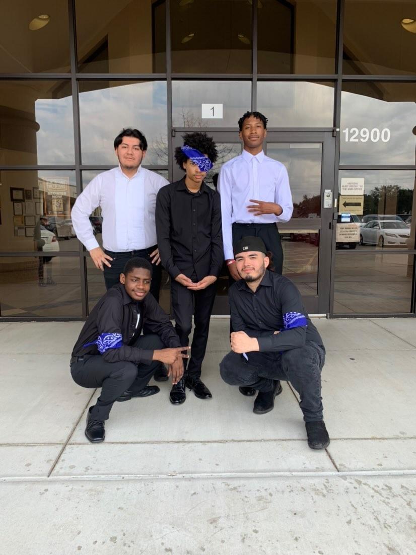 monetsimonee's tweet image. My boys performed well today!! 
Even had time to take a photo with my former high school step team! 🔷️👑 
#boystepteam #GirlsStepTeam #multiculturalevent #performance