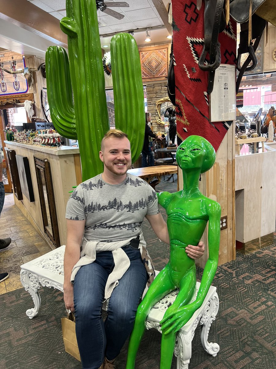 ChaseinE's tweet photo. Just my Alien boyfriend and I enjoying the local shops in Old town. #az #Aliens #funny #Retail #shopping #SaturdayVibes https://t.co/hoVspYxSyI