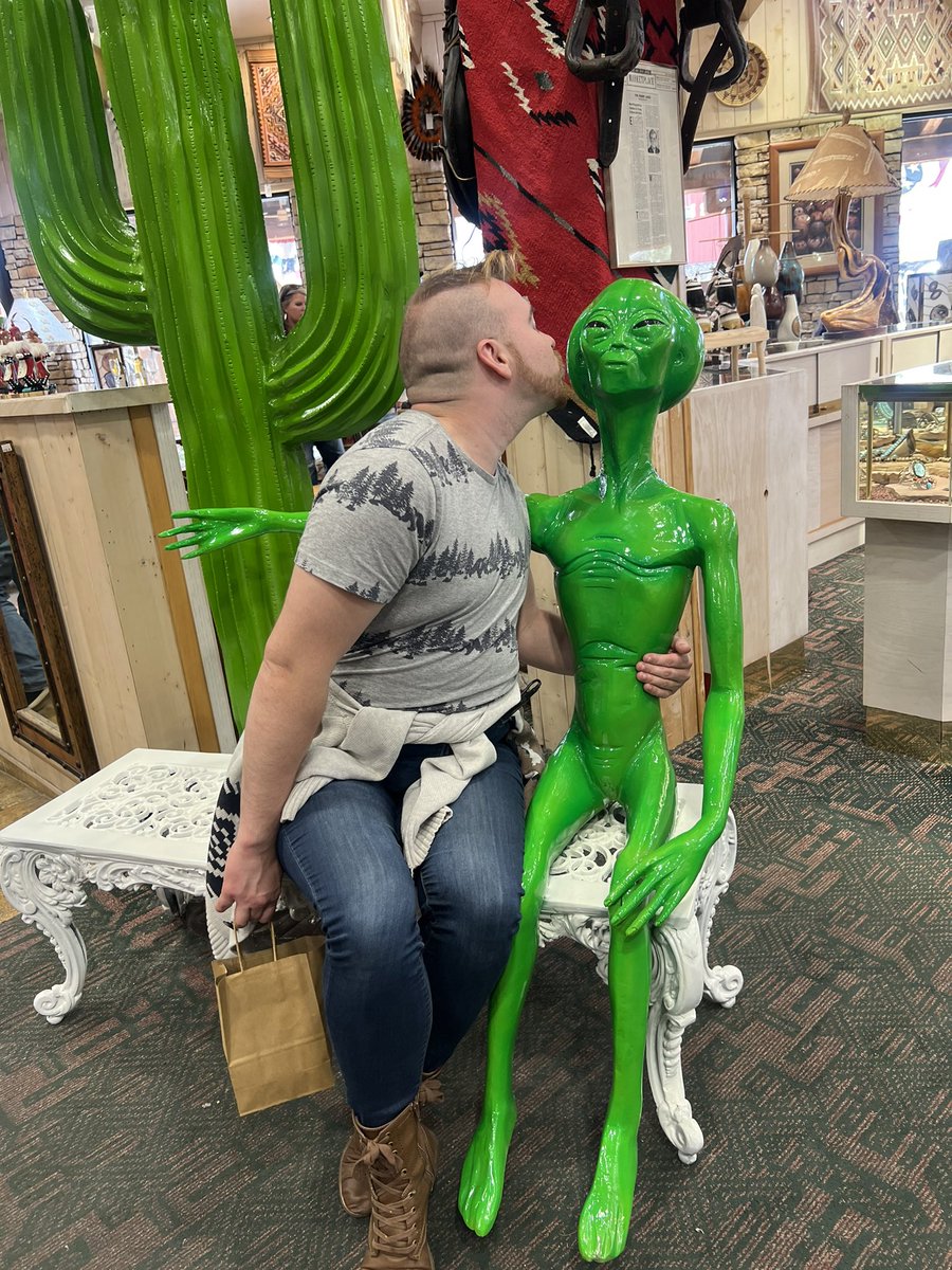 ChaseinE's tweet photo. Just my Alien boyfriend and I enjoying the local shops in Old town. #az #Aliens #funny #Retail #shopping #SaturdayVibes https://t.co/hoVspYxSyI