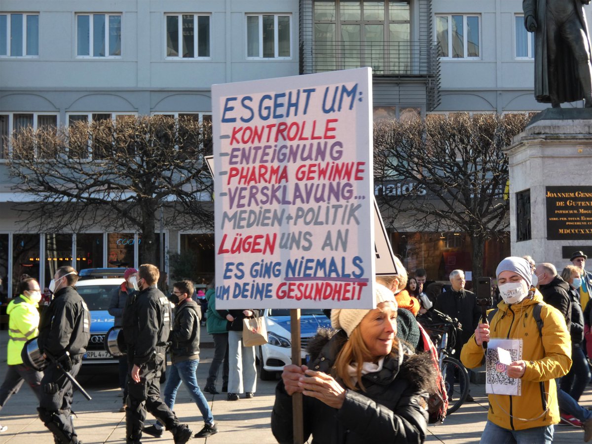 SWAProtest's tweet image. 27/ #mz2802 
Etliche Schilder und Bastelarbeiten zeugen vom Problem der TN mit der bestehenden Pressefreiheit.