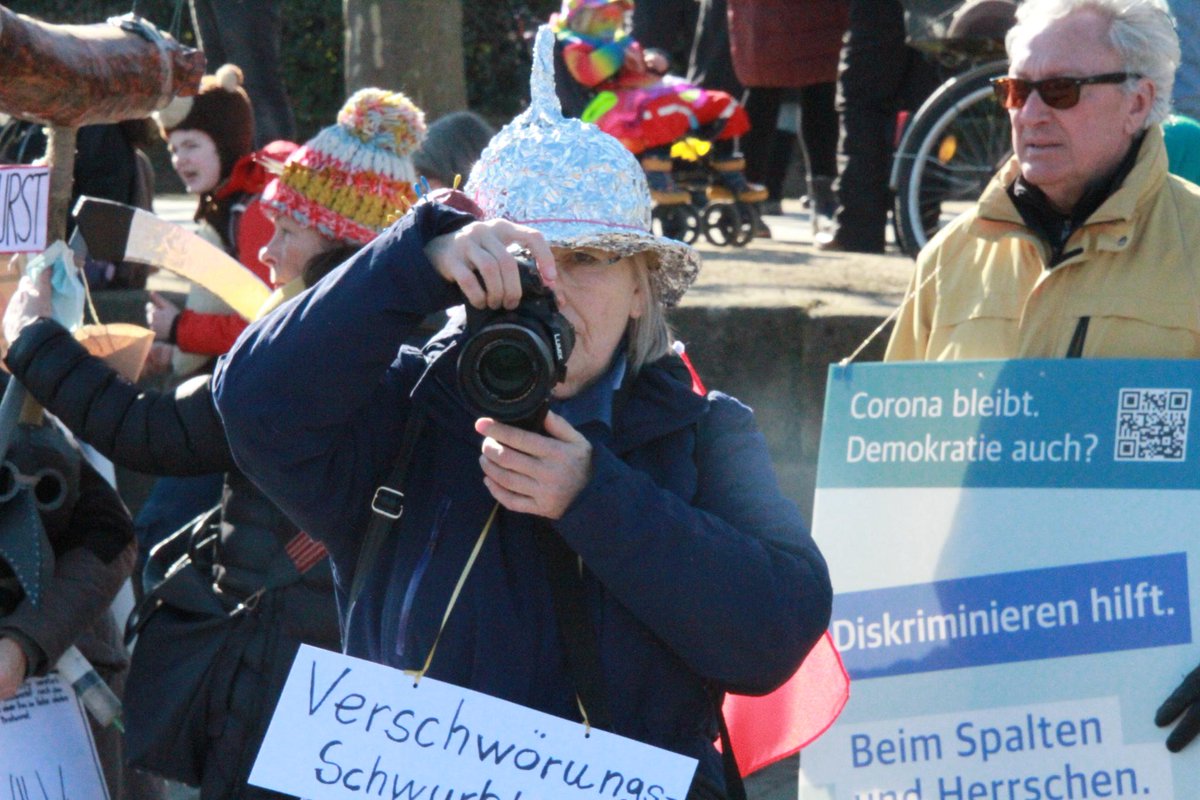 SWAProtest's tweet image. 28/ #mz2802 
Auch von Kolleg*innen kommen Berichte zu Bedrängen, Bepöbeln und Abfilmen. Es sind offensichtlich immer wieder dieselben Personen beteiligt.