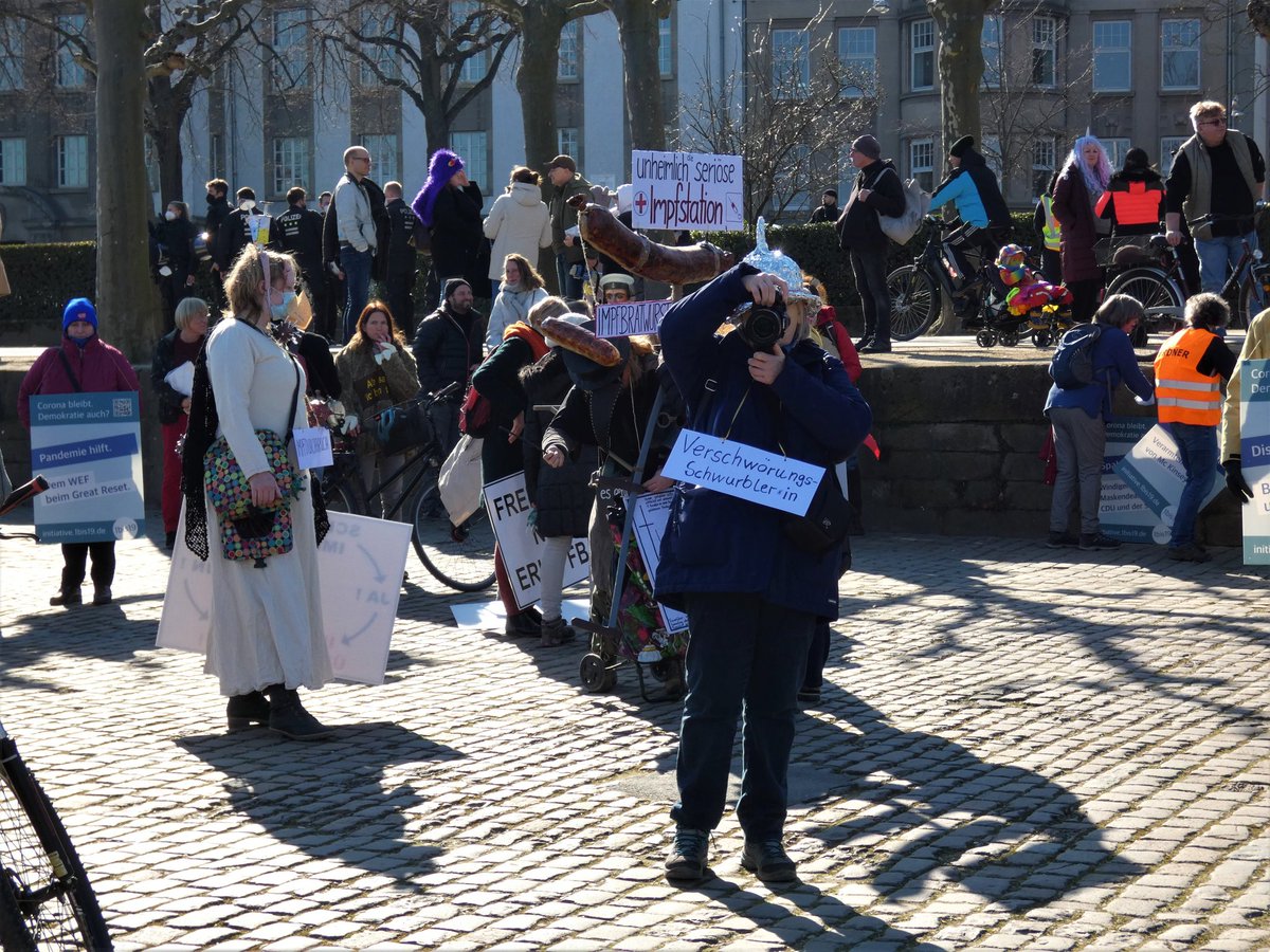 SWAProtest's tweet image. 25/ #mz2802 
Die Verschwörungsschwurbler*in beleidigt uns random als Lügenpresse und fotografiert anschließend minutenlang, so auch bei der Abschlußkundgebung.