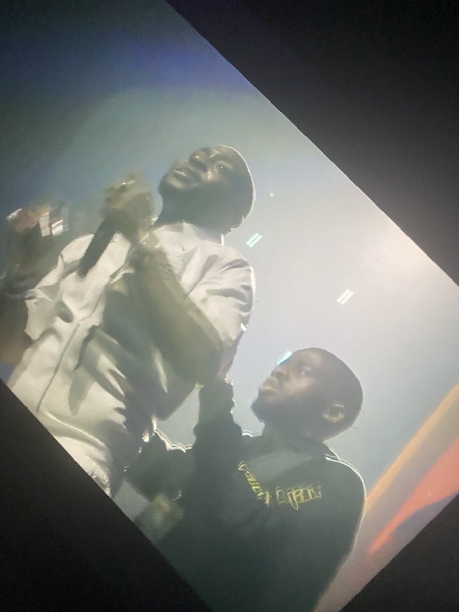 OleleSalvador's tweet image. Davido’s in-ear monitors malfunctions and he immediately calls for assistance cuz he was missing his cues for the performance of RISKY. Dude gets it. #DavidoattheO2