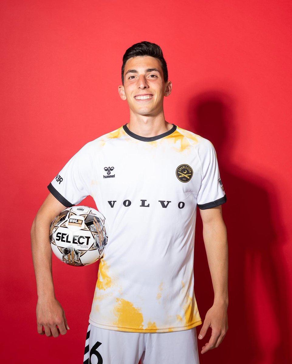 mritaccio's tweet photo. New threads for the new season… let’s go! 🟡⚫️ #CB93 https://t.co/Ye8XsfDbtD