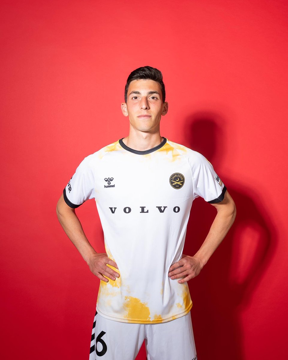 mritaccio's tweet photo. New threads for the new season… let’s go! 🟡⚫️ #CB93 https://t.co/Ye8XsfDbtD