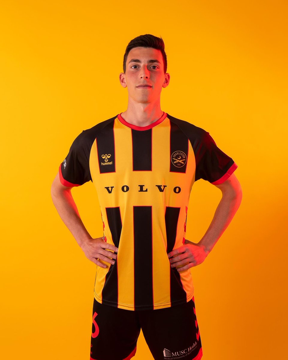 mritaccio's tweet photo. New threads for the new season… let’s go! 🟡⚫️ #CB93 https://t.co/Ye8XsfDbtD