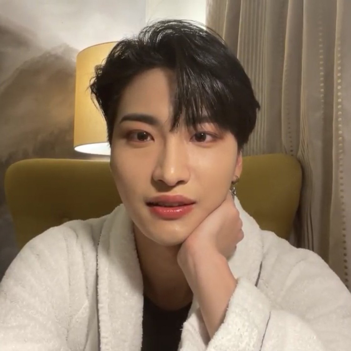 hwasmedia's tweet photo. late night date with park seonghwa https://t.co/JgeApCNkN0