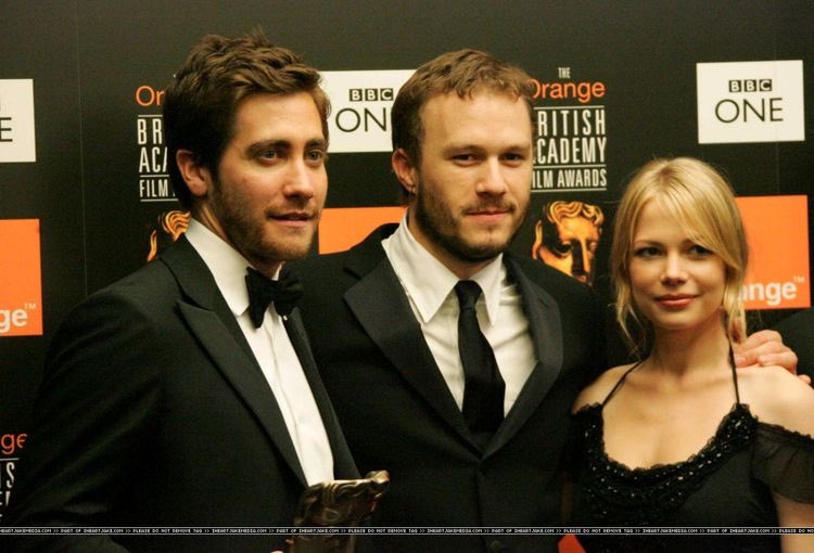 heatharchive's tweet photo. Jake Gyllenhaal, Heath Ledger and Michelle Williams at the British Academy Film Awards in 2006. https://t.co/7z4UFjyNuo