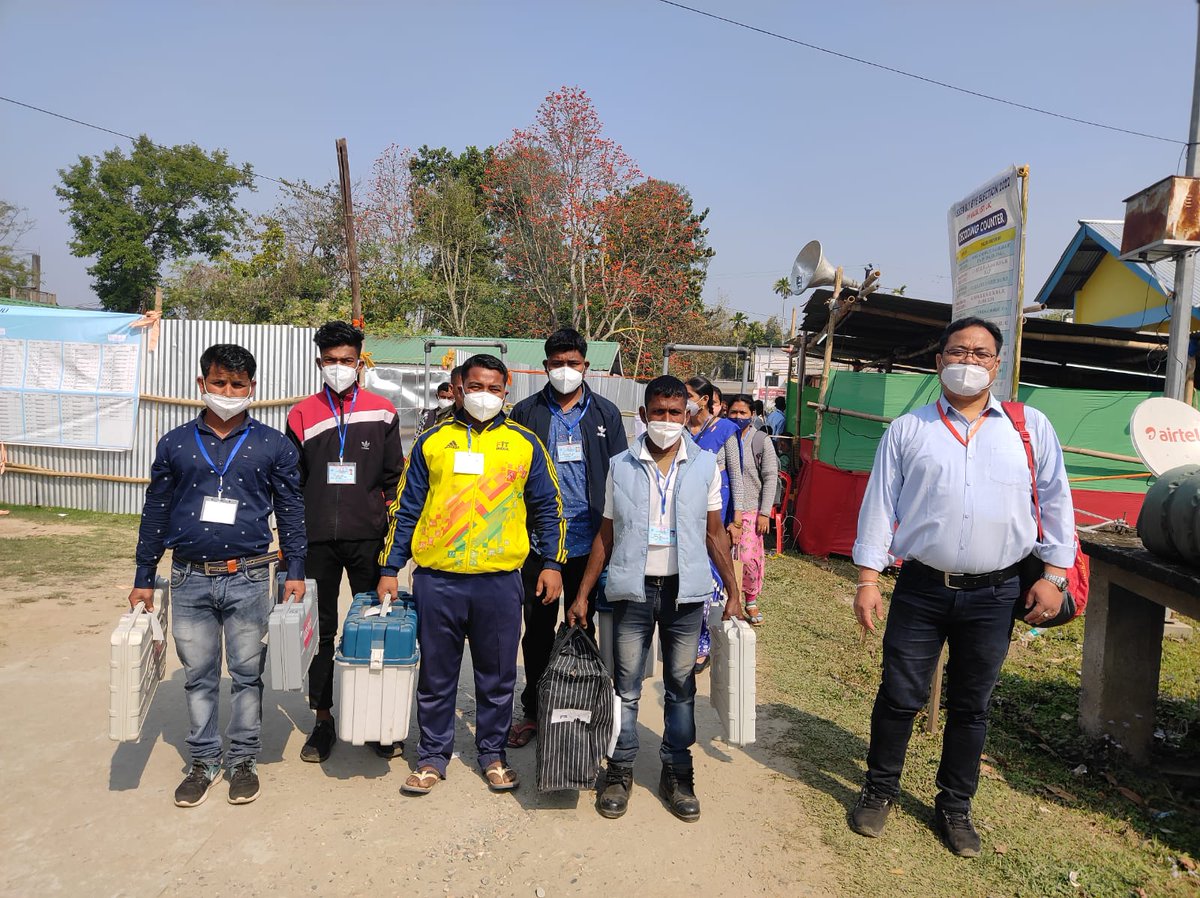 Polling officials involved in election duties in Majuli, all set for the 99-Majuli (ST) Assembly Constituency Bye-Elections tomorrow, Mar 7. Meanwhile, polling booths  prepared to ensure proper maintenance of social distancing among voters. @ECISVEEP @diprassam #ByeElections2022 https://t.co/u9y8AWJNxZ