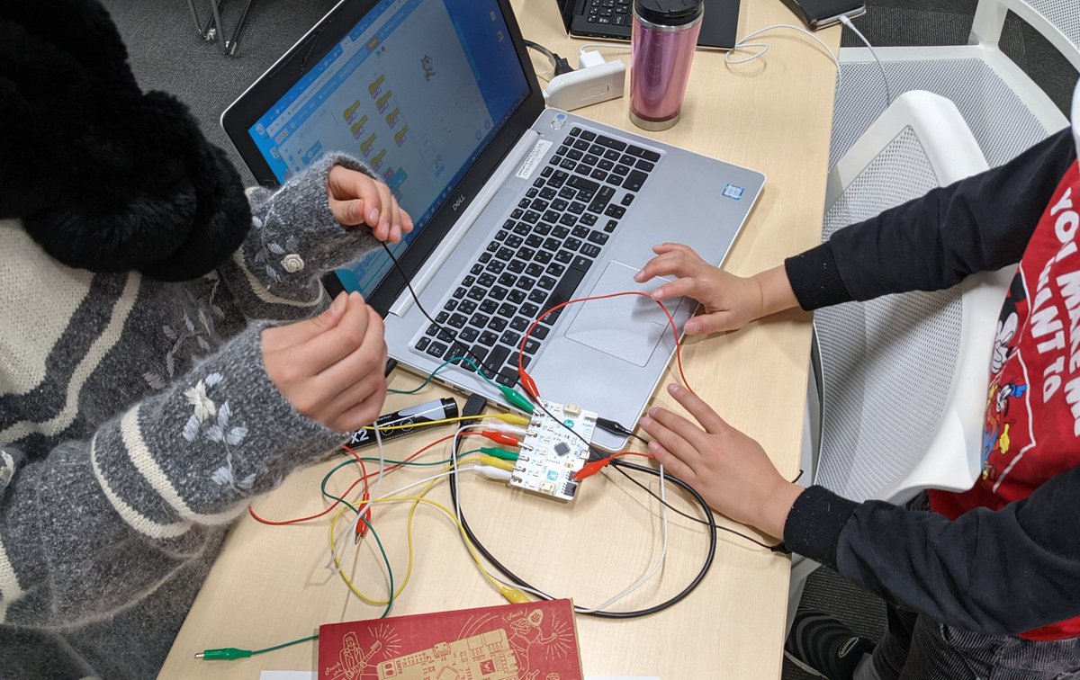 siroitori0413's tweet image. 今日もとても楽しかったです。
今回は私もなにか作ってみるという試みをしてみた。積みボードになってたKeyTouchを持参してドレミの音階が鳴るようにScratchで制作。
ニンジャが興味持ってくれたので嬉しかったッ!!
#CoderDojo香椎