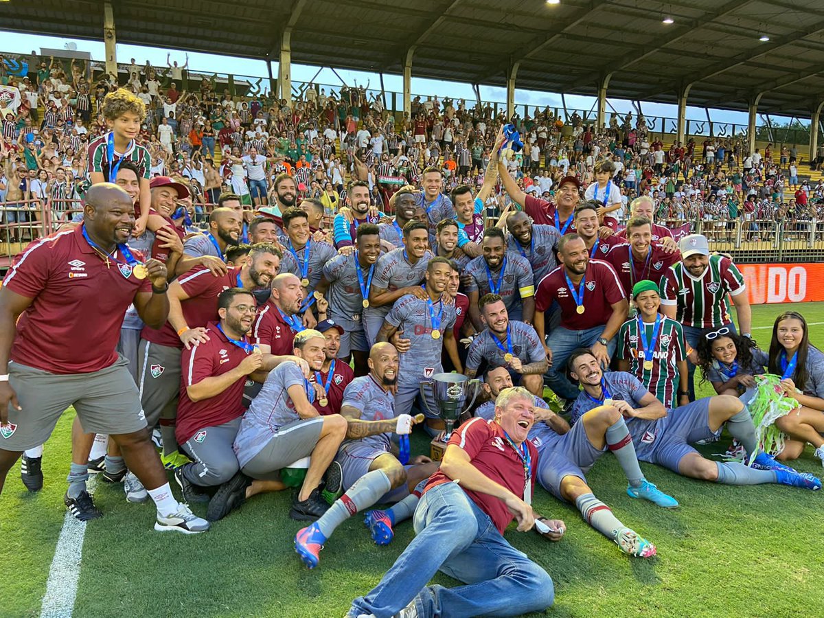 Germancanoofi's tweet photo. Campeão taça Guanabara Faz o L ai gente vamos que vamos  #L🇭🇺♥️🏆 https://t.co/L6o59QPKEw