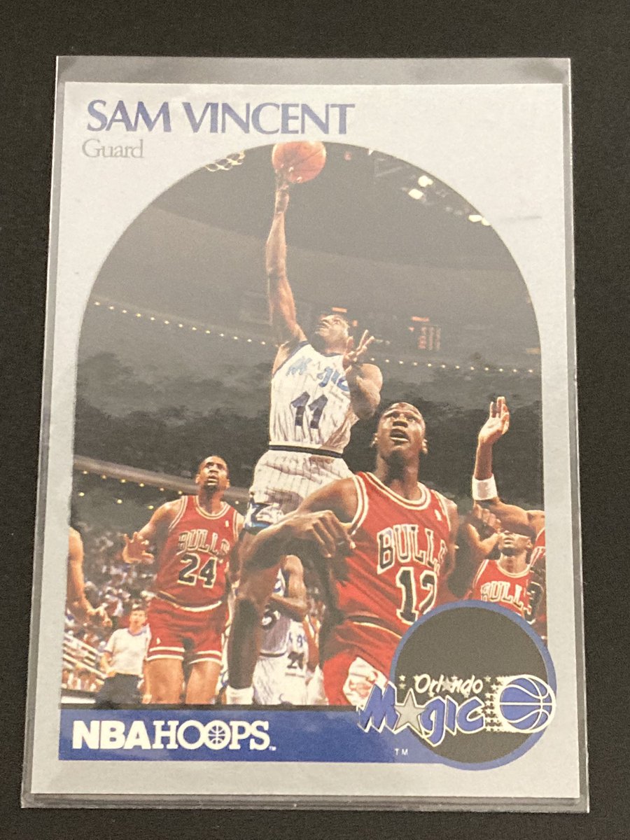 90-91 NBA Hoops Sam Vincent w/M. Jordan 背番号”12”のMJが写っていることで有名なカード。盗難により急遽このユニを身に付けたとのこと。この試合のみの着用で、歴史を切り取った貴重なカードとも言えるが、このカード自体の値段は大したことないようで。