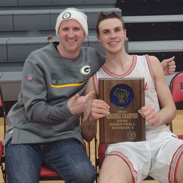 jflick1215's tweet photo. Tough call as to who should get the #picwithflick. Guess I'll go with the dude that hit the shot to give them the title. All aboard the Gus Bus! But Big Foot only played six dudes tonight. They all get it! A great night! https://t.co/Ja9Xw0HDYT