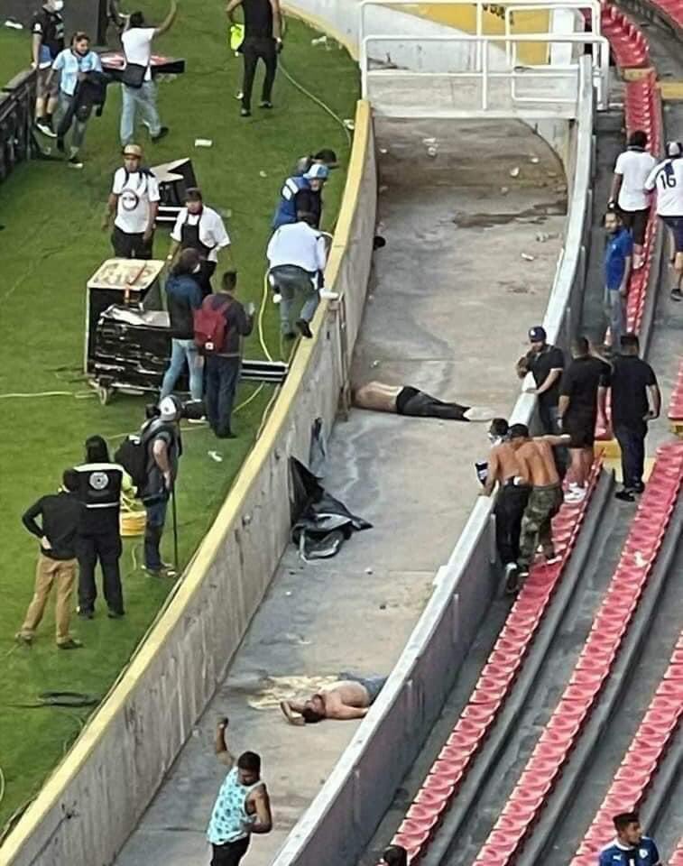 Ad_PipePeleaz's tweet photo. Lo que ha pasado en #Mexico  en #Queretaro me tiene sin palabras, padres abrazando a sus hijos mientras hinchas de otro equipo los golpean, cuerpos sin vida, desnudos por todo el estadio, familias corriendo con sus hijos para que no los asesinen, hombres protegiendo a sus esposas https://t.co/RfGzoXfeqG